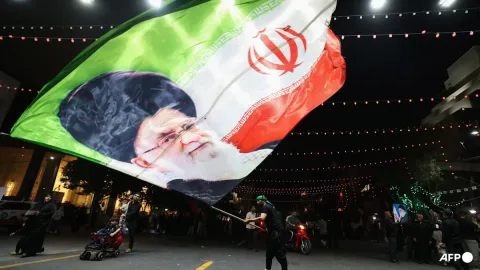 Kereta Tehran-Mashhad Dihentikan di Tengah Serangan AS Jelang Pemakaman Khamenei