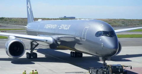 Starlux Airlines Hadirkan Pesawat Bergaya Perak Karya Seniman Jepang Sorayama