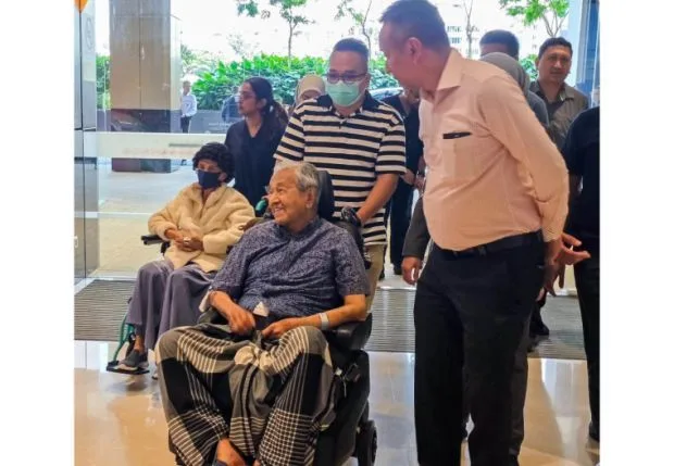 Anwar Ibrahim Ucapkan Selamat Ulang Tahun ke-101 untuk Mahathir Mohamad