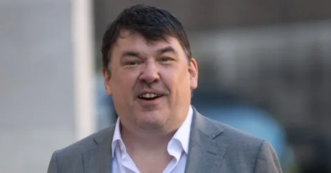 Polisi London Bayar Kompensasi Rp500 Juta ke Kreator Father Ted Atas Penangkapan Kontroversial