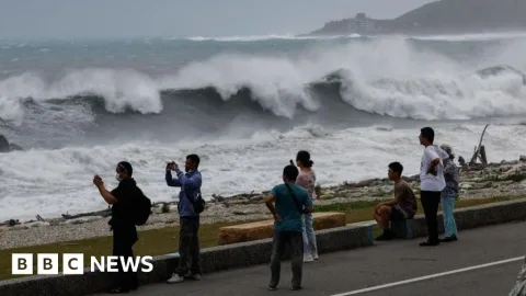 Topan Bavi Mengancam Asia Timur: 15 Tewas di Filipina, Ribuan Warga Siaga