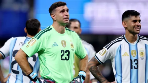 Aston Villa Siapkan Langkah Rekrut Zion Suzuki, Respons atas Isu Hengkangnya Martinez