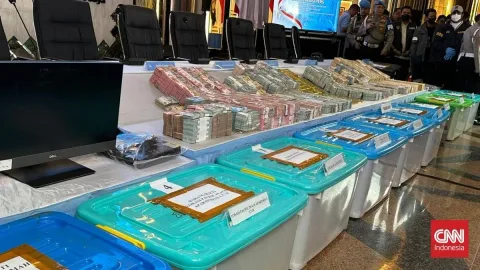 Polri Pamerkan Barang Bukti Korupsi: Rp60 Miliar Tunai hingga 74 Kg Emas Batangan
