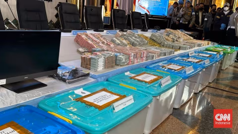 Polri Pamerkan Barang Bukti Korupsi: Rp60 Miliar Tunai hingga 74 Kg Emas Batangan