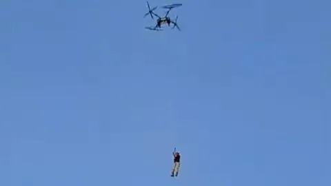 Viral Petani 'Terbang' Diangkut Drone, Bos Perusahaan Minta Maaf