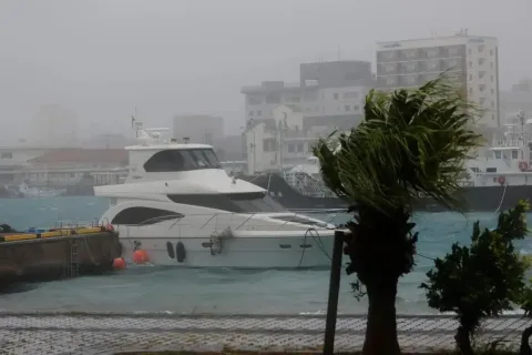 Topan Bavi Hantam Jepang dan Taiwan, China Siaga Banjir Besar
