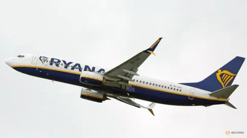 Jendela Pesawat Lepas di Ketinggian, Penumpang Ryanair Nyaris Terhisap Keluar