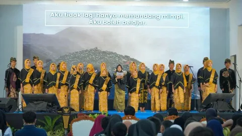 Panggung Putri Mandalika Berbahasa Inggris: Sekolah Rakyat Buktikan Pendidikan Karakter dan Keterampilan