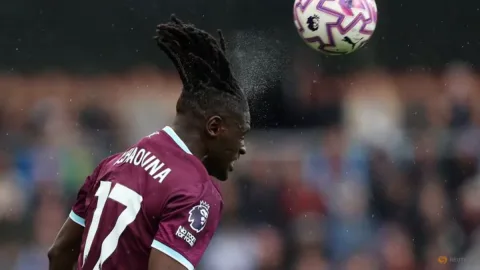 Coventry Rekrut Winger Burnley Tchaouna dengan Kontrak Lima Tahun