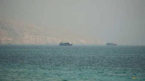 Iran Tutup Selat Hormuz, Kapal Tak Berizin Kena Serang
