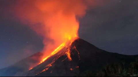 Gunung Karangetang Erupsi: Lava Pijar 400 Meter, Status Siaga Dipertahankan