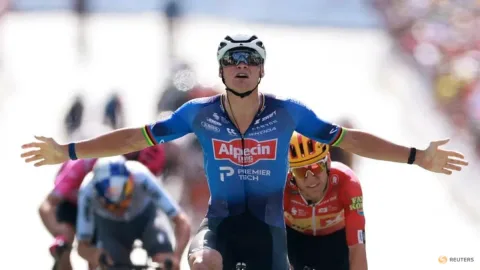 Van der Poel Menang Sprint Dramatis di Etape 9 Tour de France, Pogacar Kokoh di Puncak