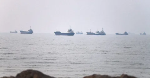 AS dan Iran Saling Serang di Selat Hormuz: Negosiasi Gencatan Senjata di Ambang Kehancuran