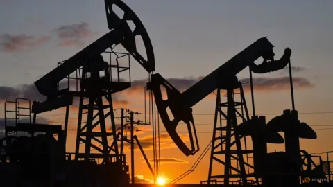 Konflik AS-Iran Memanas, Harga Minyak Melonjak dan Bursa Asia Tertekan