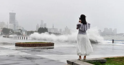 Topan Bavi Meluruh Jadi Badai Tropis, China Masih Siaga Banjir dan Angin Kencang