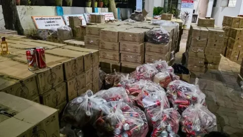 Polisi Gujarat Gerebek Gudang Miras Ilegal: 41.600 Botol Tersembunyi di Balik Pakan Ternak