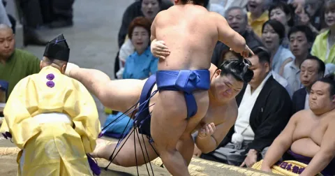 Kejutan di Nagoya: Yokozuna Onosato Tumbang Dua Kali Beruntun, Fujinokawa Pamer Teknik Ottsuke