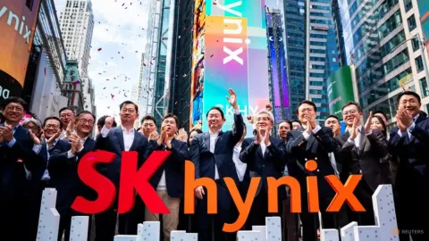 SK Hynix Anjlok 15% Usai Debut di Nasdaq: Aksi Ambil Untung atau Sinyal Puncak Siklus Memori?