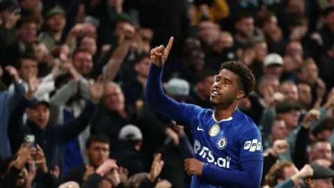 Manchester United Rekrut Gelandang Brasil Andrey Santos dari Chelsea: Investasi ยฃ50 Juta untuk Masa Depan