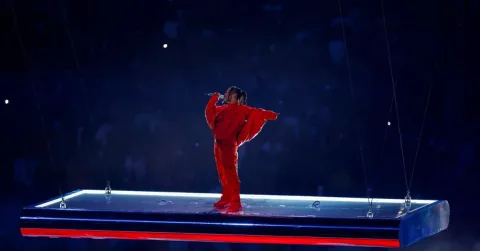 Rihanna Kembali ke Panggung di Konser Jay-Z, Akui 'Karat' Setelah Tiga Tahun Vakum