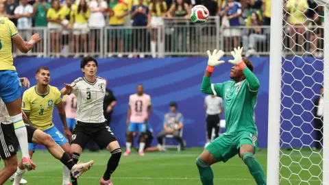 Newcastle Siap Bajak Kiper Jepang Zion Suzuki dari Leeds