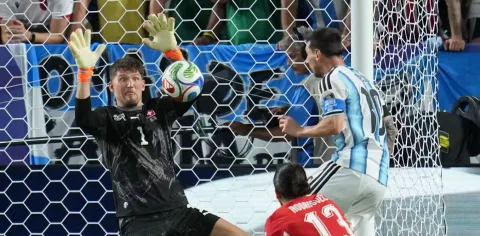 Lebih dari Sekadar Penjaga Gawang: Evolusi Peran Kiper di Sepak Bola Modern