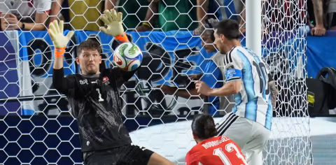 Lebih dari Sekadar Penjaga Gawang: Evolusi Peran Kiper di Sepak Bola Modern
