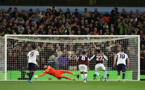 Watford Gaet Kiper Bologna dengan Klausul Promosi Premier League