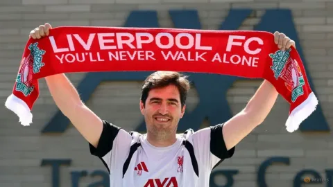 Iraola Desak Liverpool Genjot Belanja Pemain: Target Bangkit dari Papan Tengah