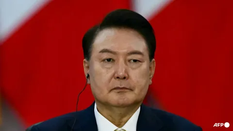 Yoon Suk Yeol Divonis 2 Tahun Penjara: Gratifikasi Jajak Pendapat dan Kekacauan Politik Korea