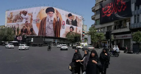 Trump Umumkan Blokade Baru di Selat Hormuz, Iran Balas Serangan Drone