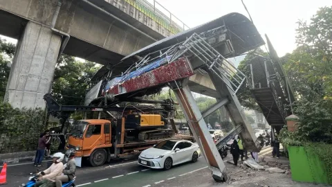 Truk Crane Tersangkut JPO Tendean, Kemacetan Meluas hingga Kuningan