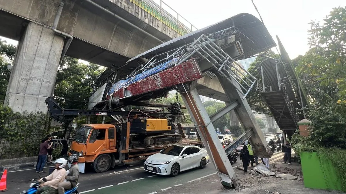 Truk Crane Tersangkut JPO Tendean, Kemacetan Meluas hingga Kuningan