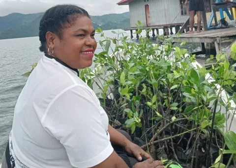 Perempuan Adat Enggros: Bertelanjang di Hutan Mangrove untuk Menjaga Tradisi dan Alam
