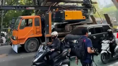 Sopir Truk Tersangkut di JPO Tendean: Fokus pada Maps, Abaikan Rambu