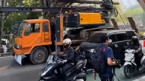 Sopir Truk Tersangkut di JPO Tendean: Fokus pada Maps, Abaikan Rambu