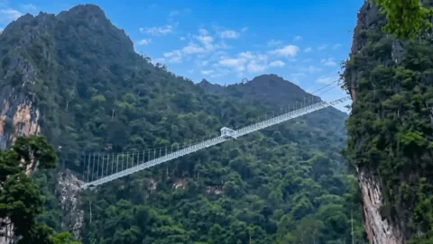 Jembatan Kaca Pertama Laos di Vangvieng Siap Dibuka Oktober, Target Wisatawan Petualang