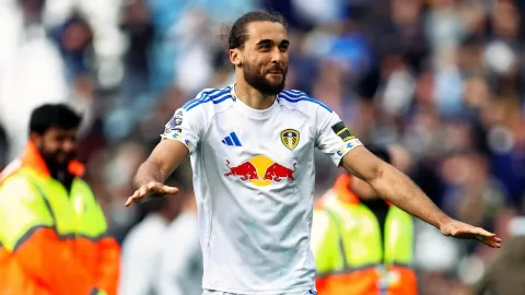 Leeds Berburu Bek Muda Bosnia: Investasi Jangka Panjang Usai Kepergian Struijk