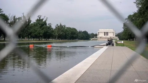 Proyek Favorit Trump: Kolam Refleksi Lincoln Memorial Dikuras Usai Dicat Ulang Rp226 Miliar