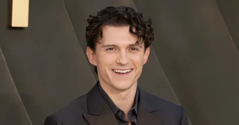 Tom Holland Bela Penggunaan Kata 'Dad' di The Odyssey: Itu Lebih Manusiawi