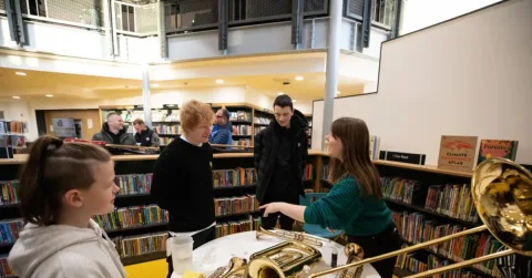 Ed Sheeran Dorong Pemerintah Inggris Gelontorkan Rp250 Miliar untuk Ruang Musik Gratis di Perpustakaan