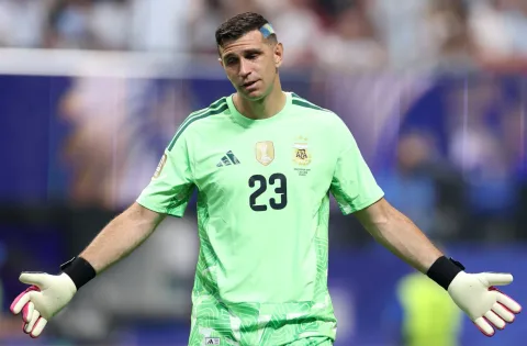 Juventus Gagal Boyong Emiliano Martinez: Aston Villa Tegaskan Kiper Andalan Tak Dijual
