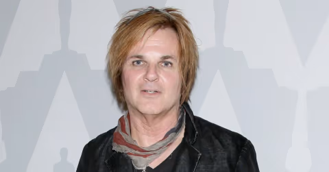 Menolak Amputasi Lidah, Drummer Poison Rikki Rockett Rayakan 10 Tahun Bebas Kanker