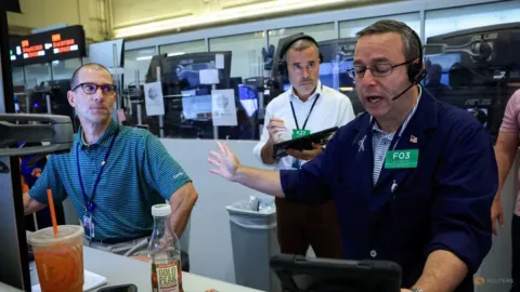 Wall Street Mixed, Harga Minyak Melonjak: Perang AS-Iran Bayangi Data Inflasi AS