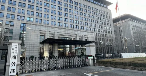 China Kian Menekan Jepang: Sanksi Ekonomi dan Penahanan Karyawan Memicu Ketegangan Baru