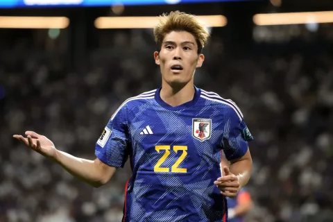 Bek Jepang Tomiyasu Buru Kembali ke Serie A, Dua Klub Italia Antre