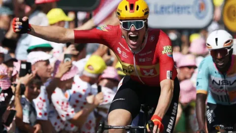 Pembalap Norwegia Soren Waerenskjold Menang Dramatis di Etape 11 Tour de France