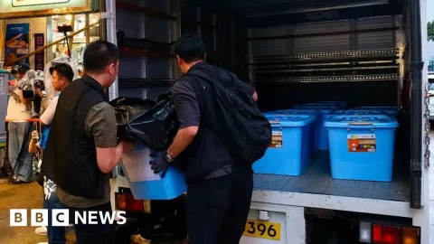 Polisi Hong Kong Gerebek Toko Buku Independen, Lima Orang Ditahan