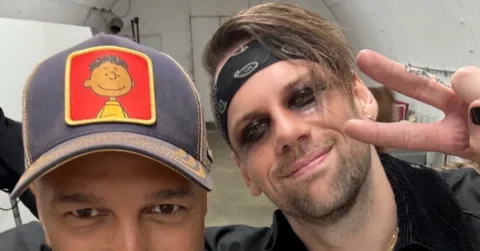 Vokalis Beartooth Caleb Shomo Resmi Ajukan Cerai Usai Umumkan Diri sebagai Gay