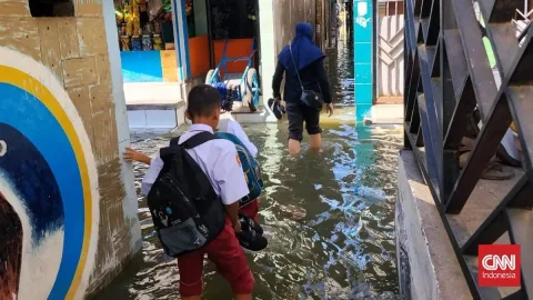 Banjir Rob Lumpuhkan Pesisir Surabaya, Sekolah Terpaksa Beradaptasi